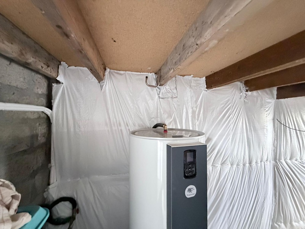 Ballon thermodynamique installé dans des combles isolés
